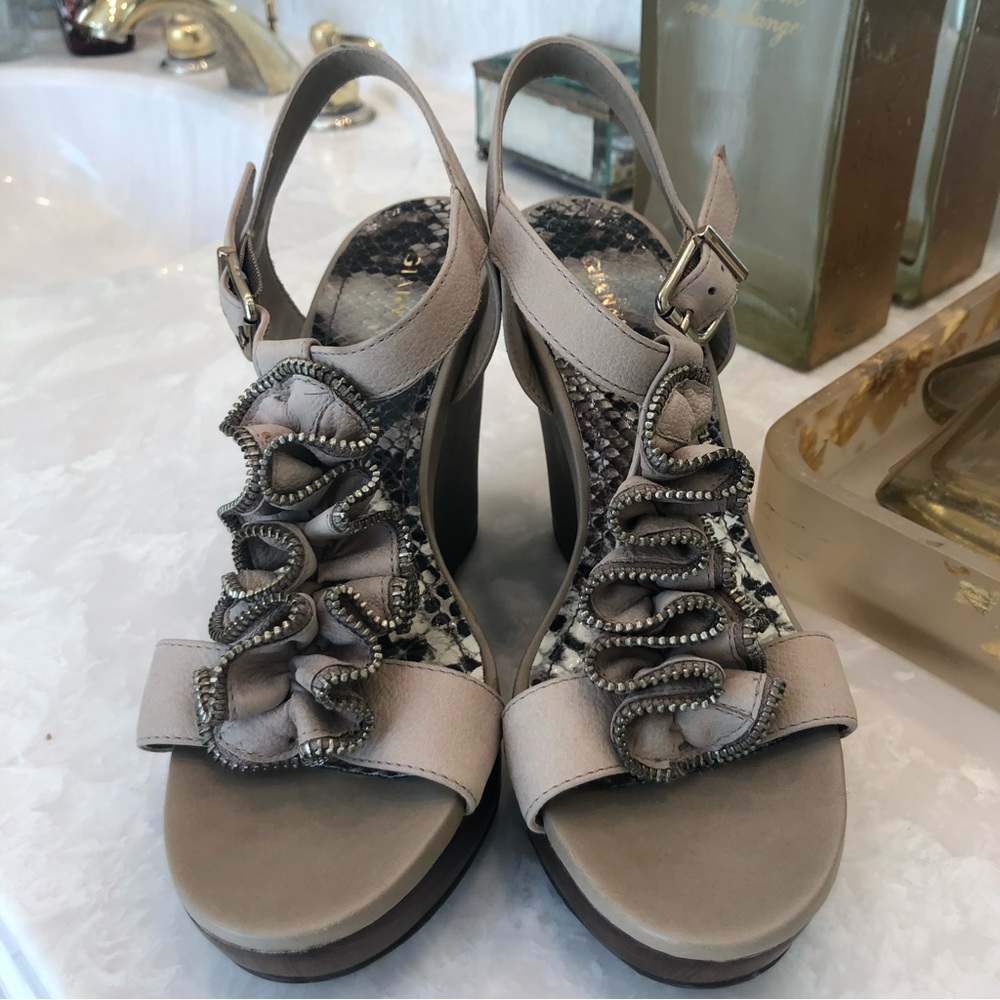 Gianni Bini Wedge Sandal, metal zipper ruffle detail, side buckle. Size 7.5. - Picture 3 of 13